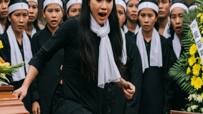 Con dâu út bất ngờ xông vào đạp đổ mâm cúng bố chồng, sau đó cô tiết lộ cho cả làng một bí mật kinh hoàng Con dâu út bất ngờ xông vào đạp đổ mâm cúng bố chồng, sau đó cô tiết lộ cho cả làng một bí mật kinh hoàng