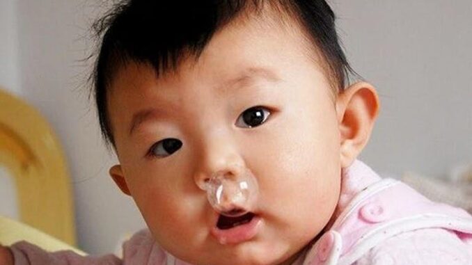 Bé bị cảm lạnh, ho, sổ mũi, mẹ cần làm gì để bớt triệu chứng khó chịu Bé bị cảm lạnh, ho, sổ mũi, mẹ cần làm gì để bớt triệu chứng khó chịu
