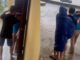 Nữ giáo viên bị t:át tới tấp vào mặt, b:ắt ra đứng giữa mưa