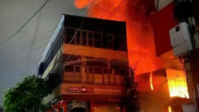 Từ chiếc ô tô bị cháy, lửa thiêu rụi 4 ngôi nhà ở Bắc Giang