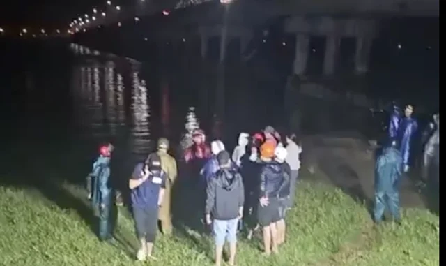 Nghi án người mẹ bỏ lại con gái lớn trên cầu, ôm con gái nhỏ nhảy sông Nghi án người mẹ bỏ lại con gái lớn trên cầu, ôm con gái nhỏ nhảy sông