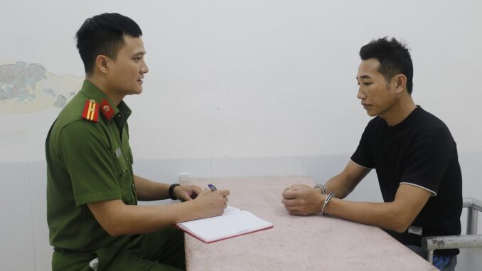 Công an thông tin vụ phụ huynh xông vào trường đánh tới tấp cô giáo, bắt đứng dưới mưa Công an thông tin vụ phụ huynh xông vào trường đánh tới tấp cô giáo, bắt đứng dưới mưa