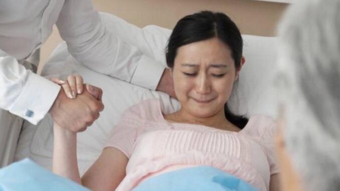 Tôi chuyển dạ sinh sớm nên chồng đi công tác không thể về kịp. Vừa đẩy từ phòng hồi sức ra, tôi liền nhận được chuyển khoản 50 triệu cùng dòng tin nhắn: “Anh cho em 50 triệu nhé, anh tin chắc đó là con trai của anh. Vài hôm nữa anh đến thăm thì mình đi xét nghiệm ADN cho chắc chắn”… Tôi không hề phản bội chồng nhưng mà cách đây 8 tháng… Tôi chuyển dạ sinh sớm nên chồng đi công tác không thể về kịp. Vừa đẩy từ phòng hồi sức ra, tôi liền nhận được chuyển khoản 50 triệu cùng dòng tin nhắn: “Anh cho em 50 triệu nhé, anh tin chắc đó là con trai của anh. Vài hôm nữa anh đến thăm thì mình đi xét nghiệm ADN cho chắc chắn”… Tôi không hề phản bội chồng nhưng mà cách đây 8 tháng…