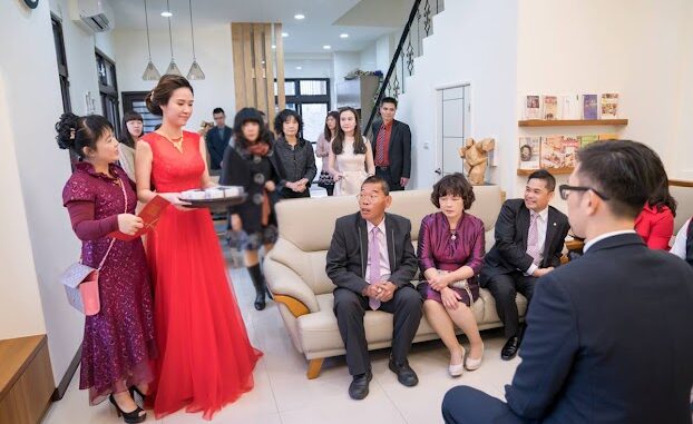 Nhà trai đưa có 30 triệu tiền lễ đen mà đòi nhà em phải hồi môn 10 cây vàng, đã vậy hôm ăn hỏi bê 9 tráp lên xong nằng nặc đòi trả lại 4 tráp vì ‘thừa quá, phí tiền’, bố em không nhịn được nữa tuyên bố hủy hôn luôn: Con gái tôi nuôi nấng nâng niu bao năm mà bà cứ làm như trò trẻ con, mời cả họ nhà bà về cho! Nhà trai đưa có 30 triệu tiền lễ đen mà đòi nhà em phải hồi môn 10 cây vàng, đã vậy hôm ăn hỏi bê 9 tráp lên xong nằng nặc đòi trả lại 4 tráp vì ‘thừa quá, phí tiền’, bố em không nhịn được nữa tuyên bố hủy hôn luôn: Con gái tôi nuôi nấng nâng niu bao năm mà bà cứ làm như trò trẻ con, mời cả họ nhà bà về cho!