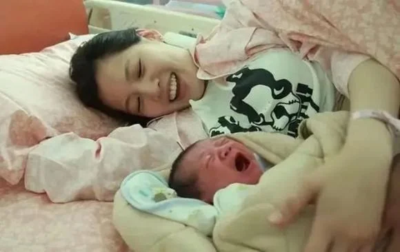 Con dâu vừa sinh 2 tháng mẹ chồng đã dúi 500 triệu bảo trốn đi, đúng 20 ngày nữa hẵng quay về và cái kết… Con dâu vừa sinh 2 tháng mẹ chồng đã dúi 500 triệu bảo trốn đi, đúng 20 ngày nữa hẵng quay về và cái kết…