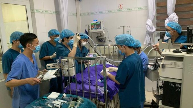Cháu bé 17 tháng tuổi bị hóc kẹo lạc Cháu bé 17 tháng tuổi bị hóc kẹo lạc