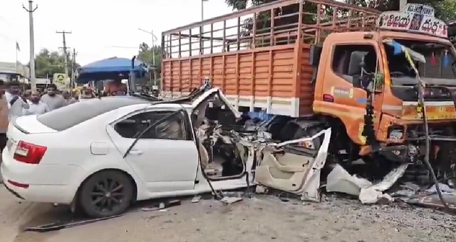 Ô tô mất lái đâm trực diện xe tải, 3 sinh viên tử vong tại chỗ Ô tô mất lái đâm trực diện xe tải, 3 sinh viên tử vong tại chỗ