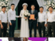 Bà Tư, mẹ Thuỷ, cứ thấp thỏm nhìn ra cổng, lo lắng không biết đường xá có khó khăn gì không