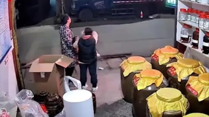 Clip em bé qua đời trên tay mẹ khi xem pháo hoa khiến hàng triệu người xúc động Clip em bé qua đời trên tay mẹ khi xem pháo hoa khiến hàng triệu người xúc động