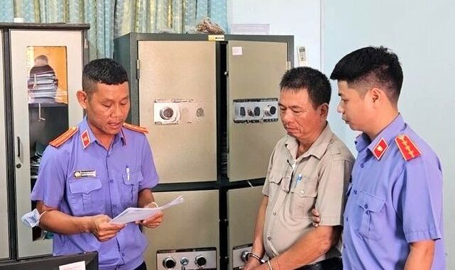 Bắt một cán bộ Chi cục Thi hành án dân sự Bắt một cán bộ Chi cục Thi hành án dân sự