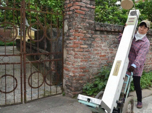 Nể mẹ đơn thân đẩy xe cân dạo khắp Hà Nội nuôi con đỗ Tiến sĩ ở Pháp: Tuổi già được đền đáp Nể mẹ đơn thân đẩy xe cân dạo khắp Hà Nội nuôi con đỗ Tiến sĩ ở Pháp: Tuổi già được đền đáp