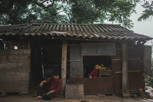 Cưới nhau chục năm chồng mới thèm về quê vợ, thấy nhà vợ vẫn ở căn nhà cũ rích, con rể cười đểu rút ra 500 nghìn bảo vợ đưa cho bố mẹ. Chị vợ nói luôn: Anh giữ mà tiêu, bố mẹ chuẩn bị xây nhà chục tỷ rồiCon rể cưới chục năm mới về quê Cưới nhau chục năm chồng mới thèm về quê vợ, thấy nhà vợ vẫn ở căn nhà cũ rích, con rể cười đểu rút ra 500 nghìn bảo vợ đưa cho bố mẹ. Chị vợ nói luôn: Anh giữ mà tiêu, bố mẹ chuẩn bị xây nhà chục tỷ rồiCon rể cưới chục năm mới về quê