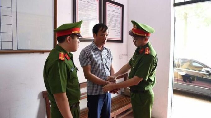 Một chủ tịch UBND xã bị gi:ữ người, khám xét khẩn cấp Một chủ tịch UBND xã bị gi:ữ người, khám xét khẩn cấp