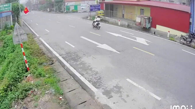 Nhói lòng khoảnh khắc bé trai 3 tuổi tuột tay bố, băng qua đường bị xe tải đâm tử vong Nhói lòng khoảnh khắc bé trai 3 tuổi tuột tay bố, băng qua đường bị xe tải đâm tử vong
