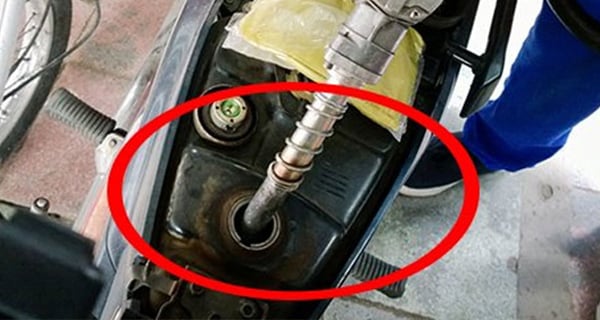 Đổ xăng đừng dại hô đầy bình hay 50 ngàn, có 6 cách thông minh giúp tiết kiệm hơn nhiều Đổ xăng đừng dại hô đầy bình hay 50 ngàn, có 6 cách thông minh giúp tiết kiệm hơn nhiều