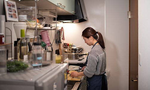 Nhờ mẹ chồng đến trông con, bà ở nhà cả ngày nhưng không động tay việc gì, tôi đi làm 7h tối về tự vào bếp mà nấu cơm Nhờ mẹ chồng đến trông con, bà ở nhà cả ngày nhưng không động tay việc gì, tôi đi làm 7h tối về tự vào bếp mà nấu cơm