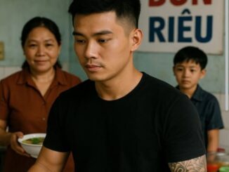 Ở một khu phố nhỏ, tiệm bún riêu của cô Hương, 30 tuổi, luôn đông khách nhờ món nước lèo