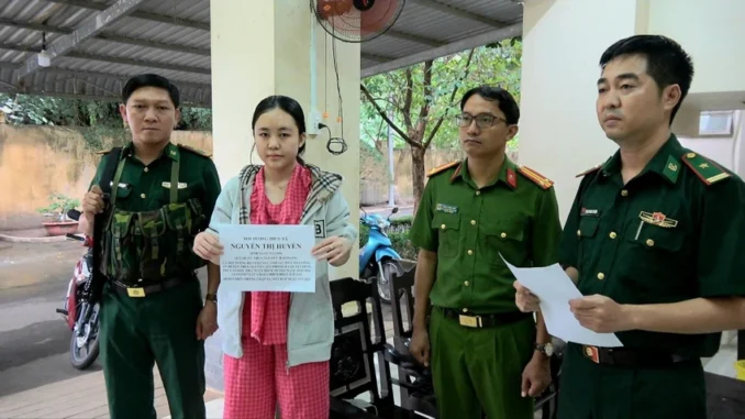 Cô gái 20 tuổi bị truy nã đặc biệt bị bắt khi nhập cảnh về Việt Nam Cô gái 20 tuổi bị truy nã đặc biệt bị bắt khi nhập cảnh về Việt Nam