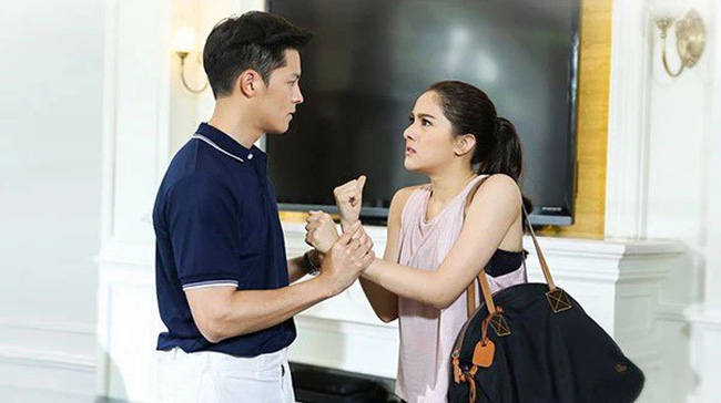 Giả vờ không biết chồng ng::oại tì::nh, đêm nào vợ cũng bắt chồng ph::ục v::ụ đủ 5 hiệp, để rồi 1 tuần sau chồng rối rít quỳ gối xin tha. Nhưng phản ứng của người vợ lúc này mới khiến gã chồng ớn lạnh…