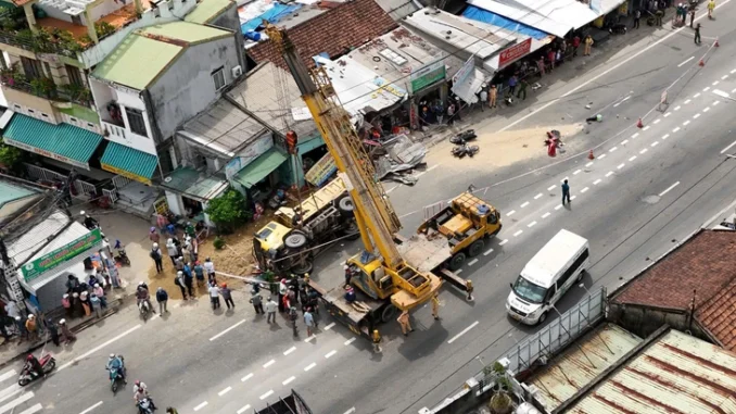 Tai nạn xe tải tông xe máy nằm la liệt: Người tử vong là chủ tiệm tạp hóa Tai nạn xe tải tông xe máy nằm la liệt: Người tử vong là chủ tiệm tạp hóa