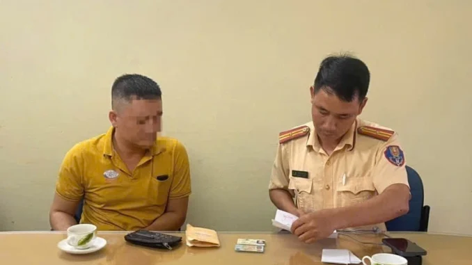 Vụ tài xế xe buýt đẩy cửa đập vào xe máy chở trẻ nhỏ ở Nghệ An: Hé lộ nguyên nhân ban đầu Vụ tài xế xe buýt đẩy cửa đập vào xe máy chở trẻ nhỏ ở Nghệ An: Hé lộ nguyên nhân ban đầu