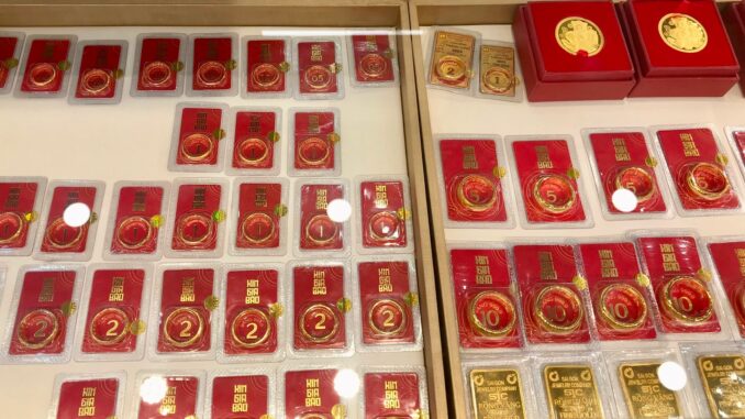 Giá vàng hôm nay 15.5: Lao dốc thẳng đứng Giá vàng hôm nay 15.5: Lao dốc thẳng đứng