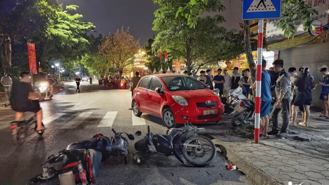 Hiện trường ngổn ngang vụ ô tô tông liên hoàn 6 xe máy ở Hà Nội