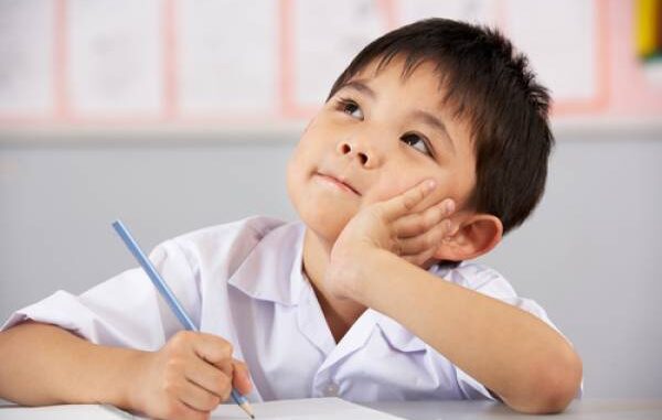 Trẻ xem điện thoại quá nhiều Trẻ xem điện thoại quá nhiều