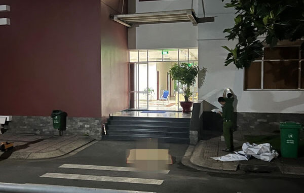 Nam sinh viên rơi từ sân thượng Đại học Quốc gia TP HCM tử vong Nam sinh viên rơi từ sân thượng Đại học Quốc gia TP HCM tử vong