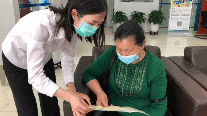 Đóng gần 830 triệu tiền bảo hiểm suốt 10 năm, đến hạn rút tiền thì công ty thông báo: “Hợp đồng ghi rõ phải đợi đến năm 2084” Đóng gần 830 triệu tiền bảo hiểm suốt 10 năm, đến hạn rút tiền thì công ty thông báo: “Hợp đồng ghi rõ phải đợi đến năm 2084”
