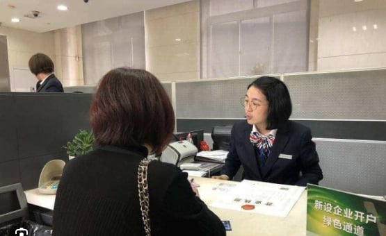 Người phụ nữ gửi tiết kiệm hơn 575 triệu đồng, 4 năm sau phát hiện tiền đã được chuyển đi mua bảo hiểm, ngân hàng tuyên bố: “Khi cô đủ 100 tuổi mới được rút tiền” Người phụ nữ gửi tiết kiệm hơn 575 triệu đồng, 4 năm sau phát hiện tiền đã được chuyển đi mua bảo hiểm, ngân hàng tuyên bố: “Khi cô đủ 100 tuổi mới được rút tiền”