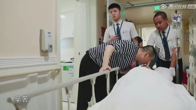 Sắp đến ngày đ-ẻ, tôi đề xuất chồng đại gia hơn 50 tuổi được nằm ở phòng tổng thống ở viện tư nhưng mẹ chồng nhất định chỉ cho nằm viện công. Tôi uất không nói thành lời. Thậm chí mẹ chồng còn chỉ định cho tôi 1 bác sĩ riêng kiểm tra luôn huyết thống ngay khi con chào đời…Lúc nhận được tờ kết quả kiểm tra, chân tay tôi lạnh toát Sắp đến ngày đ-ẻ, tôi đề xuất chồng đại gia hơn 50 tuổi được nằm ở phòng tổng thống ở viện tư nhưng mẹ chồng nhất định chỉ cho nằm viện công. Tôi uất không nói thành lời. Thậm chí mẹ chồng còn chỉ định cho tôi 1 bác sĩ riêng kiểm tra luôn huyết thống ngay khi con chào đời…Lúc nhận được tờ kết quả kiểm tra, chân tay tôi lạnh toát