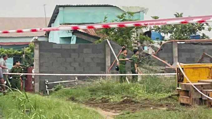 Tường rào cao 8m đổ sập, đè chết hai bà cháu