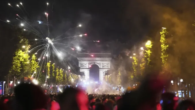 Xe ô tô lao vào đám đông mừng PSG vô địch Champions League, nhiều người nguy kịch Xe ô tô lao vào đám đông mừng PSG vô địch Champions League, nhiều người nguy kịch