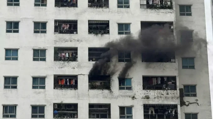 Cháy căn hộ tầng 14 chung cư HH Linh Đàm, khói đen bốc ngùn ngụt Cháy căn hộ tầng 14 chung cư HH Linh Đàm, khói đen bốc ngùn ngụt
