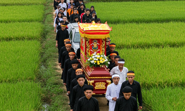 Cụ bà trong làng qua đời ở tuổi 100, tang lễ làm gấp trong đêm vì trùng với lịch cưới cháu, nào ngờ đến lúc đưa ra đồng, xe tang khựng lại không thể nổ máy, cả gia đình xuống kiểm tra thì mới tá hỏa… Cụ bà trong làng qua đời ở tuổi 100, tang lễ làm gấp trong đêm vì trùng với lịch cưới cháu, nào ngờ đến lúc đưa ra đồng, xe tang khựng lại không thể nổ máy, cả gia đình xuống kiểm tra thì mới tá hỏa…