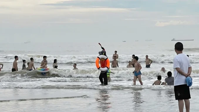 Tin vui nhất trong ngày: 20 du khách gặp n;ạn khi tắm biển Cửa Lò đã được cứu sống Tin vui nhất trong ngày: 20 du khách gặp n;ạn khi tắm biển Cửa Lò đã được cứu sống
