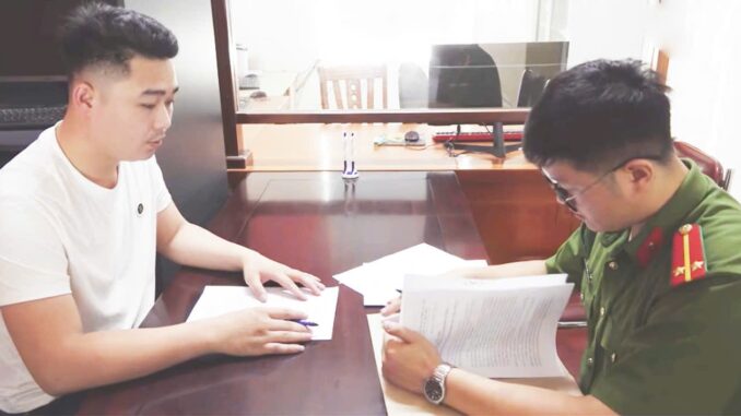 Tạm giữ hình sự người đàn ông chồm qua bàn hành hung nữ nhân viên y tế Tạm giữ hình sự người đàn ông chồm qua bàn hành hung nữ nhân viên y tế