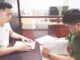 Tạm giữ hình sự người đàn ông chồm qua bàn hành hung nữ nhân viên y tế