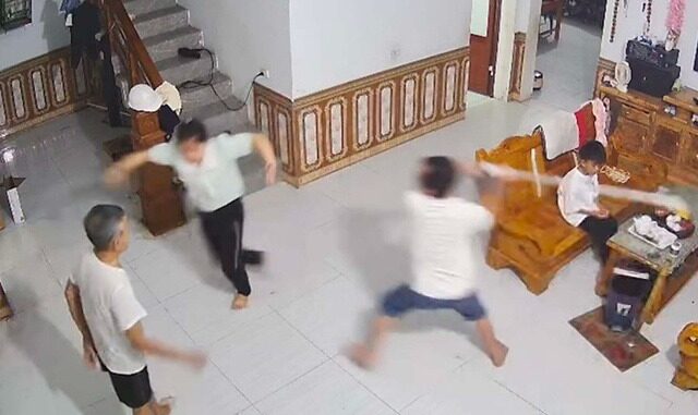 Công an vào cuộc vụ chồng dùng cây lau nhà đánh vợ nhập viện gây xôn xao dư luận Công an vào cuộc vụ chồng dùng cây lau nhà đánh vợ nhập viện gây xôn xao dư luận