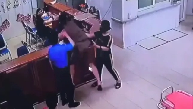 Danh tính người đàn ông đánh nữ nhân viên y tế ở Nghệ An đến nhập viện, hé lộ nguồn cơn sự việc Danh tính người đàn ông đánh nữ nhân viên y tế ở Nghệ An đến nhập viện, hé lộ nguồn cơn sự việc