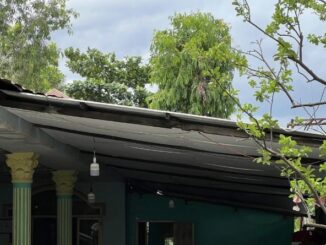 Gọi mãi không được, vợ leo lên mái nhà thì thấy chồng nằm bất động, người cháy sém