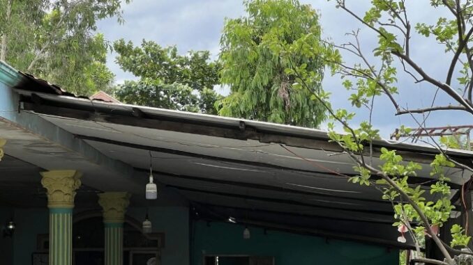 Gọi mãi không được, vợ leo lên mái nhà thì thấy chồng nằm bất động, người cháy sém
