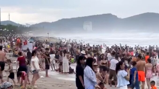 Đến trưa ngày 14/6: Tổng cộng hơn 20 du khách bị đ;uối nước ở biển Cửa Lò đã… Đến trưa ngày 14/6: Tổng cộng hơn 20 du khách bị đ;uối nước ở biển Cửa Lò đã…