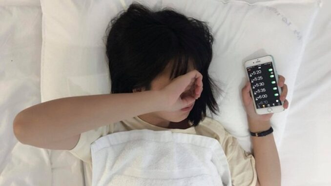 Chuyên gia cảnh báo 7 tác hại đáng sợ với những người hay để điện thoại ở đầu giường khi ngủ Chuyên gia cảnh báo 7 tác hại đáng sợ với những người hay để điện thoại ở đầu giường khi ngủ