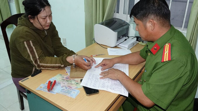 Bắt người phụ nữ cướp vé số, tiền của bé trai 9 tuổi sau bốn giờ gây án Bắt người phụ nữ cướp vé số, tiền của bé trai 9 tuổi sau bốn giờ gây án