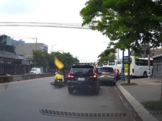 Thông tin mới vụ tài xế ô tô mở cửa hất văng xe máy, đòi 3 triệu đồng