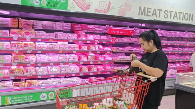 Hình ảnh trái ngược tại các siêu thị TP.HCM sau vụ C.P Việt Nam bị tố bán thịt heo bệnh Hình ảnh trái ngược tại các siêu thị TP.HCM sau vụ C.P Việt Nam bị tố bán thịt heo bệnh
