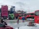 Xe khách giường nằm biến dạng sau va chạm với container, tài xế văng ra ngoài