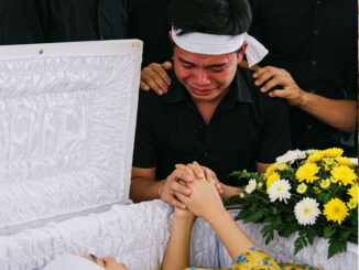 Người chồng đau khổ vuốt má vợ lần cuối trước khi đóng nắp qua;/n t;/ài nhưng khi vừa rời tay, má cô b:/ất ng;/ờ rơi ra một lớp